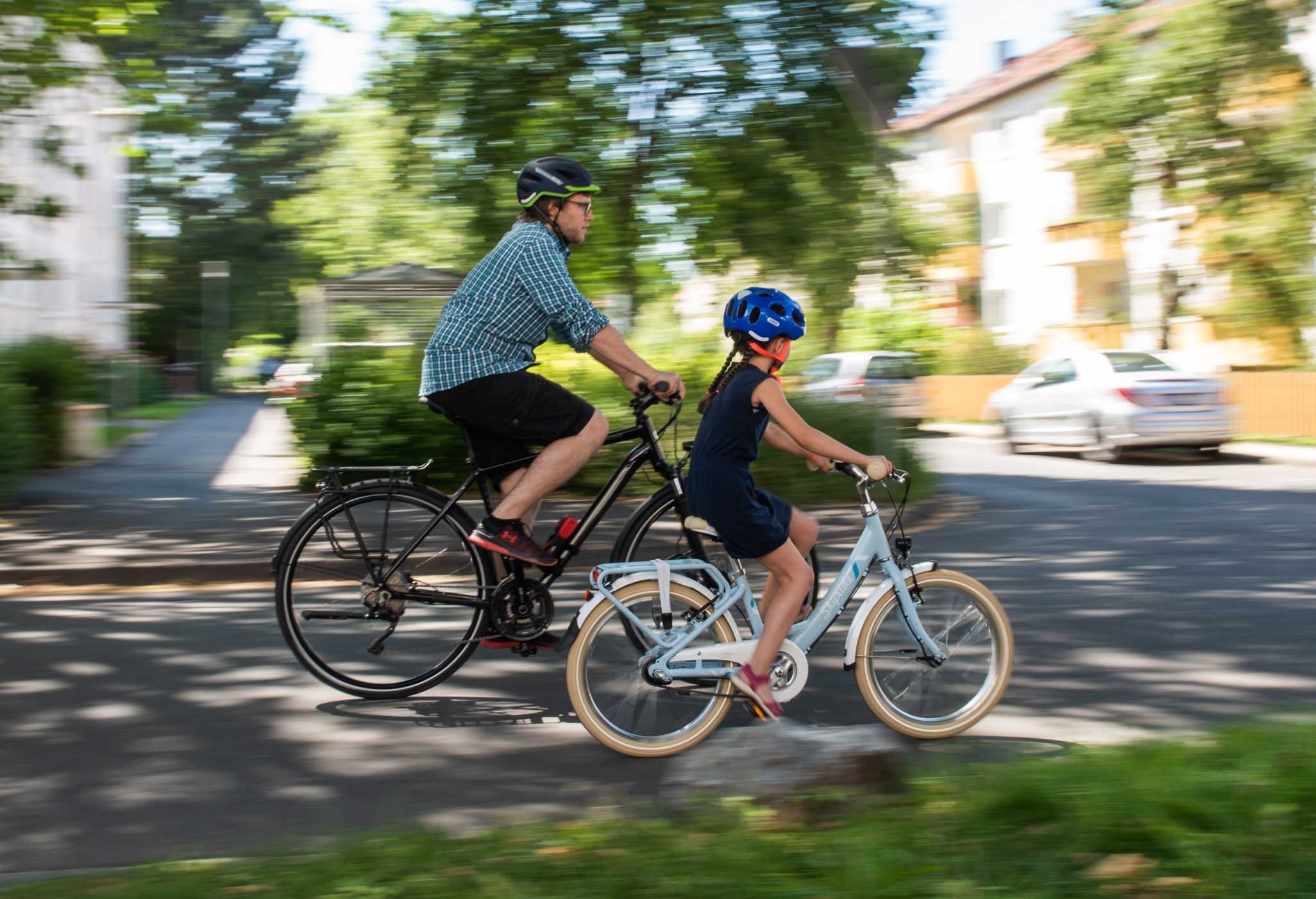 Eltern & Kind auf dem Fahrrad