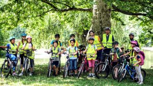 Gruppenbild von teilnehmenden radfahrenden Kindern und  Jugendlichen